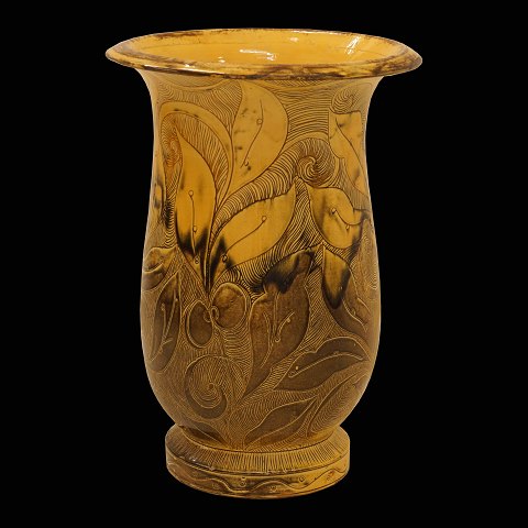 Stor Kähler vase med floral reliefdekoration. 
Signeret "HAK. keramik. urangul glasur. Danmark". 
H: 45cm