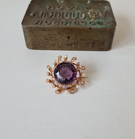 Vintage brooch in 14 kt gold with large amethyst surrounded by small pearls