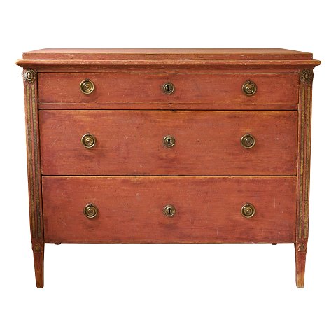 Original decorated chest of drawers. In the manner 
of Asplind, Falun, Sweden, circa 1780. H: 82cm. B: 
100cm. D: 53cm