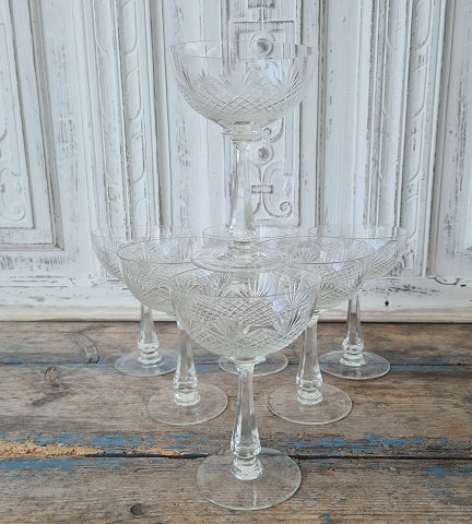 Sæt på 7 smukke store champagne skåle i krystal