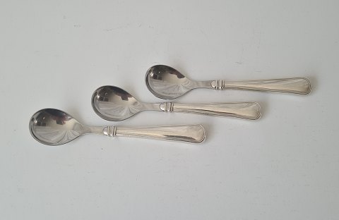 Double ribbed egg spoon in silver and steel