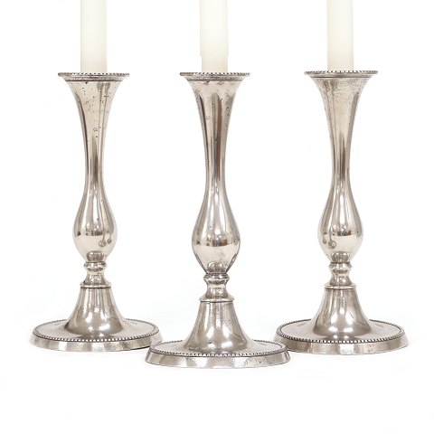 Set of three pewter candlesticks. Circa 1840. H: 
24cm