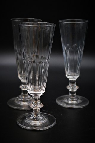 Gamle fransk champagne fløjter i krystalglas med fin fod og klassisk slibning. 
H:16,2cm. Dia.:5,8cm.
(1 stk.)