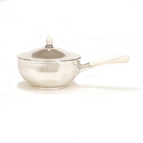 Evald Nielsen, Denmark, sterlingsilver saucepan. 
Circa 1940. L: 28cm. H: 14cm