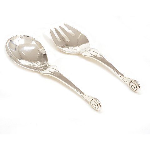 Georg Jensen ornamental serving set with snail 
handles. #50. L: 23cm. W: 290gr