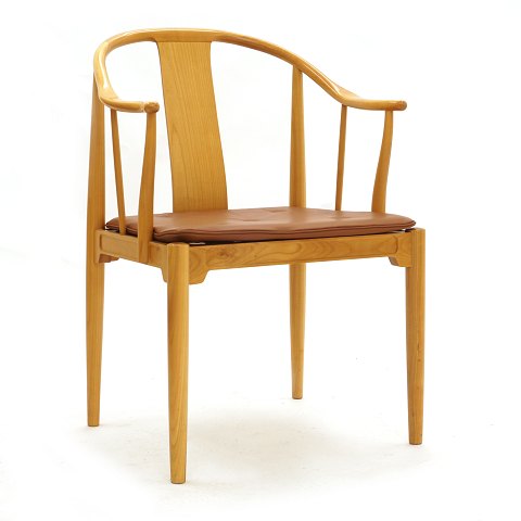 Kinastolen af Hans J. Wegner i lyst kirsebærtræ 
med ny cognacfarvet læderhynde. Formgivet af Hans 
J. Wegner 1944. Fremstillet af Fritz Hansen 
begyndelsen af 1980erne. 4 stk på lager. Kan 
anvendes som sæt