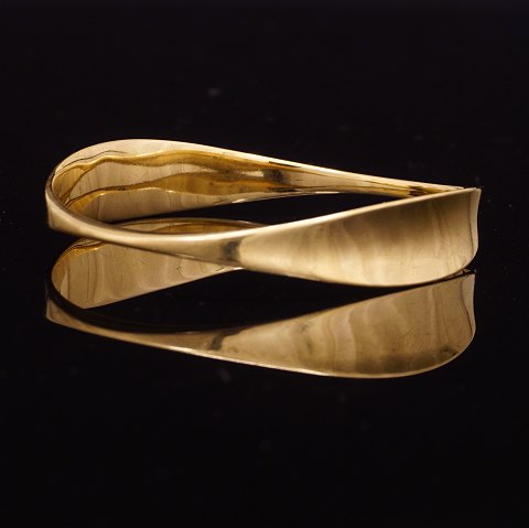 Hans Hansen armring i guld 209. Hans Hansen, 
Kolding, armring udført i 14kt guld. Stemplet Hans 
Hansen. Modelnr. 209. Indv. mål: 5,9x6,5cm. V: 
26,5gr