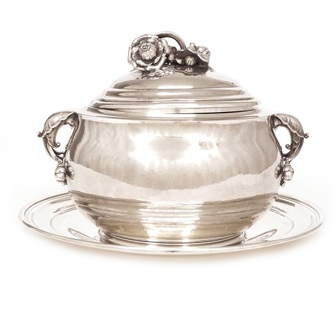 Georg Jensen Silberterrine mit Platte. Georg 
Jensen Periode 1933-44. H: 20cm. D Platte: 27cm. 
G: 1,69kg