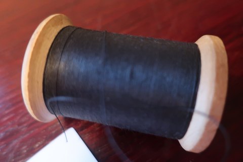 Gammel sytråd på træspole, som de var i gamle dage
Cotton thread Mad in Great Britain
Utrolig dekorativ
L: ca 5cm