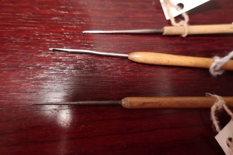 Crochet hooks in small sizes
Often used by the reshing