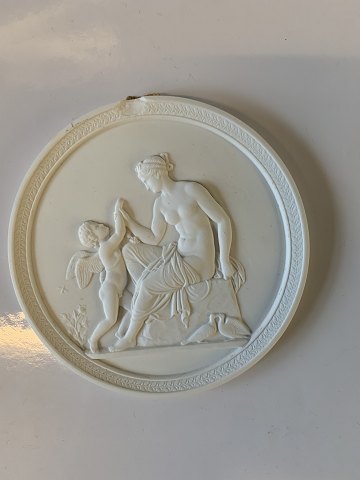 Royal Copenhagen #bisquit platte 
Amor klager til Venus over stikket af en bi
Har skår
Bertel Thorvaldsen:
Mindre produktionsrevne
Måler 14,5 cm