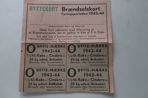 For samleren:
Gamle byttekort / Brændselskort
Fra fyringsperioden perioden 1943-1944
Lignende findes i Det Kongelige Biblioteks "Original collections"
Kortene var gældende til koks, briketter og Cinders