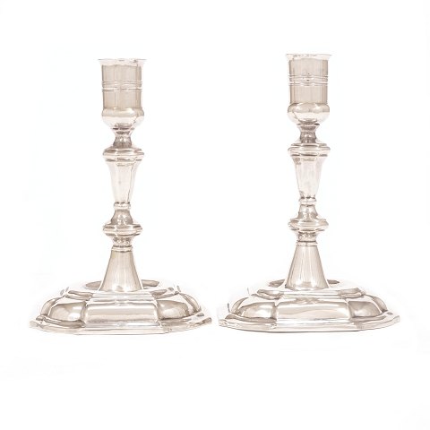 Pair of early Baroque silver candlesticks by Axel 
J. Krøyer, 1685-1754, Copenhagen dated 1725. H: 
13cm. W: 276gr