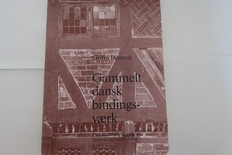 Gammelt dansk bindingsværk (Alte dänische Fachwerk)
Von Gorm Benzon
En del af en hel serie, som blev udgivet af Kreditforeningen Danmarks 
skriftsserie om bygningskultur
1984
Sideantal: 200
In gutem Stande