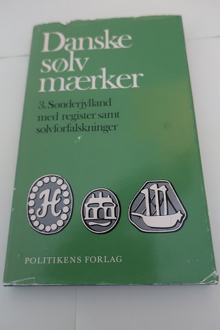 Danske sølvmærker
3.Sønderjylland med register samt forfalskninger
Danske guld og sølv smedemærker før 1870
Af Chr. A. Bøje
Revideret og udvidet udgave redigeret af Sigurd Schoubye
Politikens forlag
1982
Sidetal: 135
In gutem Stande