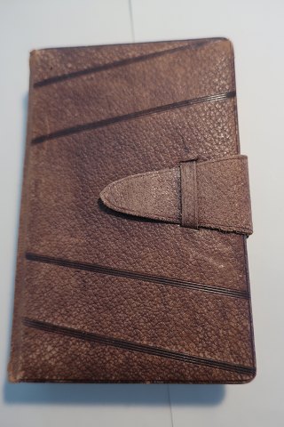 An old little Photo albumMade of hideH: 15cmB: 10,5cmDepth: 3cmIn a good condition