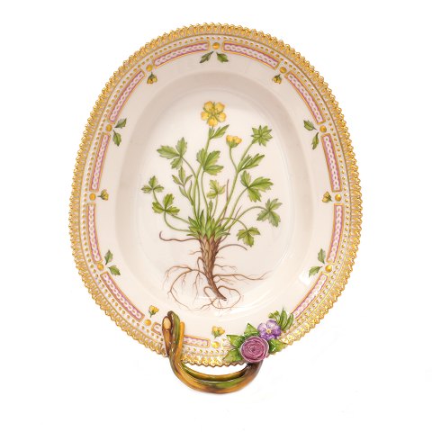 Royal Copenhagen Flora Danica leaf shaped dish 
3541. "Potentilla emarginta Pursh.". L: 24cm. W: 
19,5cm