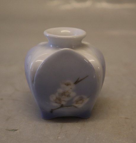 Royal Copenhagen 069-303 RC Small vase with card holder 5 cm Art Nouveau white 
flower decoration
