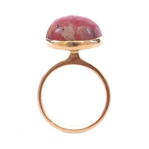 A. Dragsted ring i 14kt guld med rhodocrosit. 
Ringstr. 55