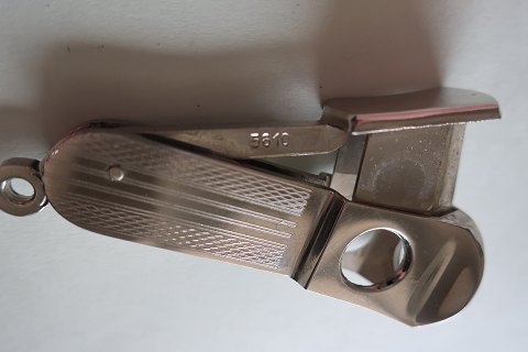 For the collector:Vintage cigar cutterStamp: 5610 on one side and Pfeiring Scling on the other sideL: 6cmIn a good condition