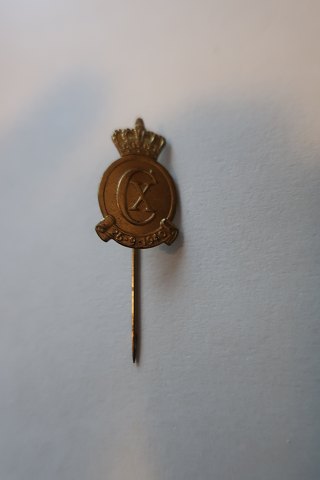 For the collector:
Old lapel (for the king)
Made in metal vith the letters CX
Made with a model drawed from Poul Søbye, Denmark (1889-1965)
Dated: 26.9.1940
L: 4cm
In a very good condition