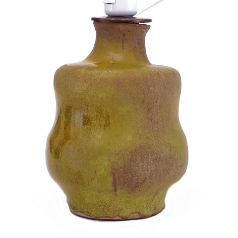 Christian Poulsen, 1911-91, lampe i stentøj med 
delvis blank solfatara glasur. Signeret. H: 21cm. 
+ fatning