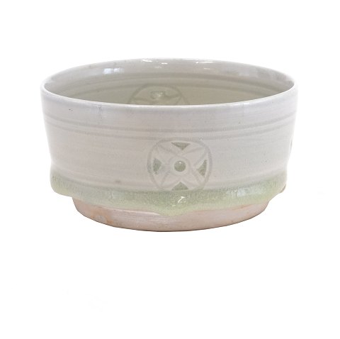 Gertrud Vasegaard, 1913-2007, rund skål med 
gennembrudt dekoration med transparent glasur. 
Signeret. H: 5cm. D: 10,5cm