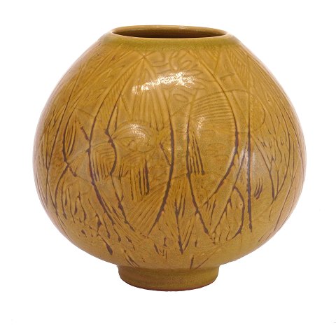 Stentøjsvase af Nils Thorsson for Royal 
Copenhagen. Signeret. H: 18cm