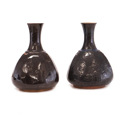 Et par tresidede stentøjsvaser af Lisbeth 
Munch-Petersen, 1909-97. H: 16cm