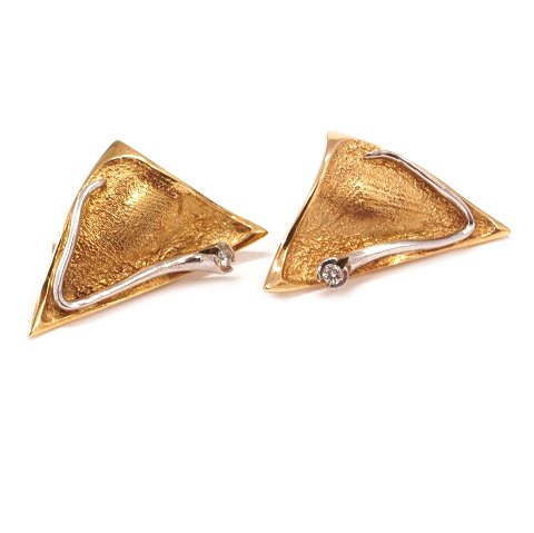 Et par Ole Lynggaard øreclips i 14kt guld hver med 
brillant på ca. 0,1ct. Størrelse: 18x34mm