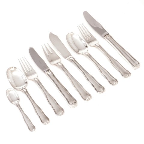 Harald Nielsen 1947 for Georg Jensen 
sterlingsilver cutlery Old Danish for 12 persons + 
fish cutlery for six persons + 10 serving peices. 
106 pieces all in all.