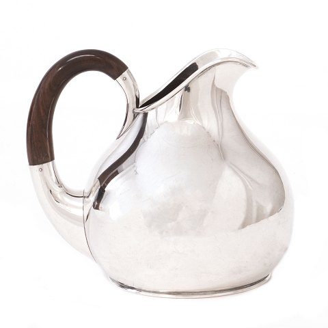 Sølvkande af Theodor Sabroe København 1938. H: 
14cm.