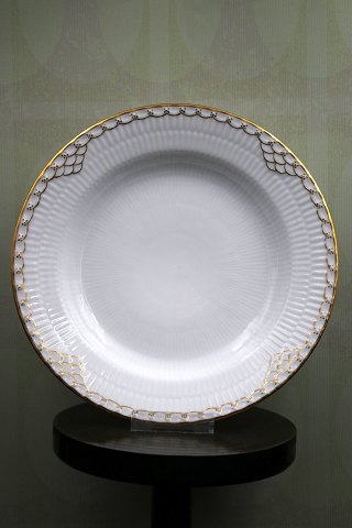 Sjælden Royal Copenhagen dybtallerken i Prinsesse med guld dekorationer. 
år 1893-1900...