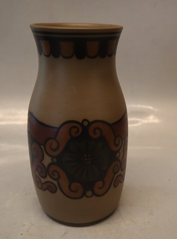 Brun Vase 19 cm Skønvirke dekoreret #89 L. Hjorth Bornholm Danmark
Bornholm, L. Hjorth Keramik