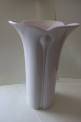A beautiful white vase from Arzberg, GermanyTheis vase makes the flowers even more beautifulPorcelainH: 19cmIn a good condition