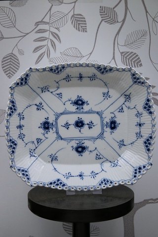 Royal Copenhagen , Musselmalet Helblonde brødbakke.
RC# 402...