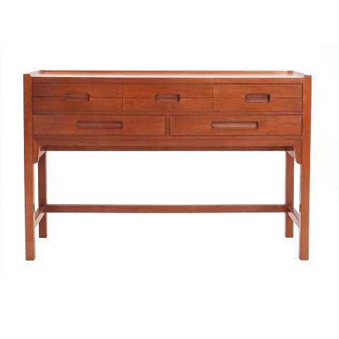Skuffemøbel af cubamahogni designet af Ernst Kühn 
og præsenteret på Snedkerlaugets Møbeludstilling i 
1941. Fremstillet af snedkermester Normina A/S. 
Otte skuffer i alt. H: 80cm. B: 119cm. D: 35cm