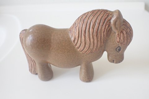 Lisa Larson (1931 - 2024) - lille pony fra serien "Lille Skansen".