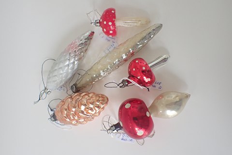 6 stk. glasjulepynt - naturfigurer - kogler og paddehatte. Sælges individuelt. Den store svampe er solgt.