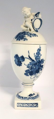 Royal Copenhagen. Blue flower. Cup with lid with putti on the lid. Model 1754. 
Height 30 cm (4th quality)