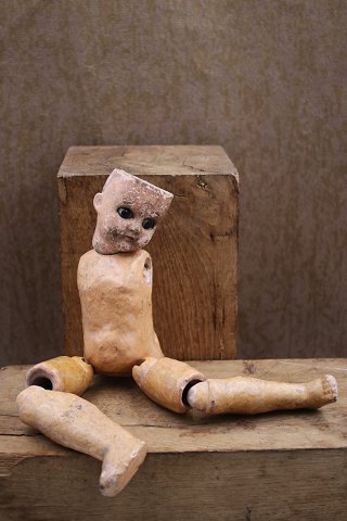 Gammel fransk 1800 tals dukke , hoved med glas øjne , krop og ben i bemalet 
papmache...