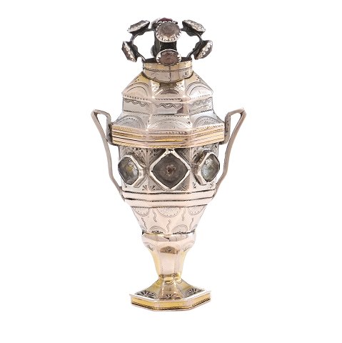 Hovedvandsæg i delvist forgyldt sølv af Hans 
Jürgen Mathiesen, Sønderborg, 1808-23. H: 11,5cm