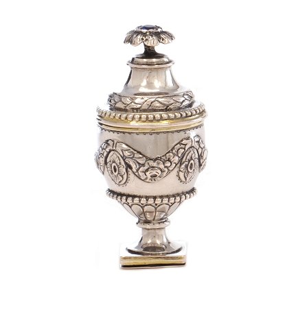Riechdose aus Silber vom Meister Jens Christian 
Bøgh, 1791-1810, Vejle. H: 7cm