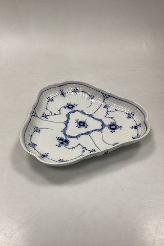 Royal Copenhagen Musselmalet Riflet Trekantet fad No. 27