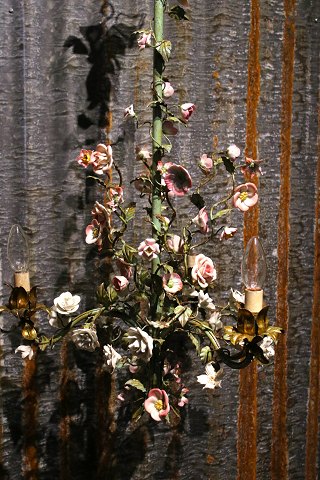 Gammel fransk lysekrone med i grønmalet metal dekoreret med fine farvet/hvide 
porcelænsblomster.