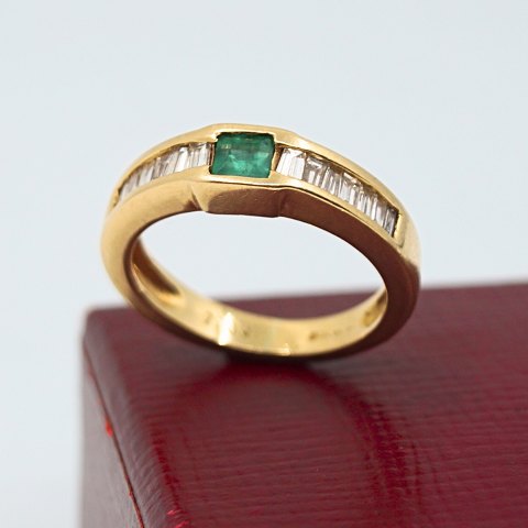 Ring i 18 kt. guld prydet med diamanter og smaragd