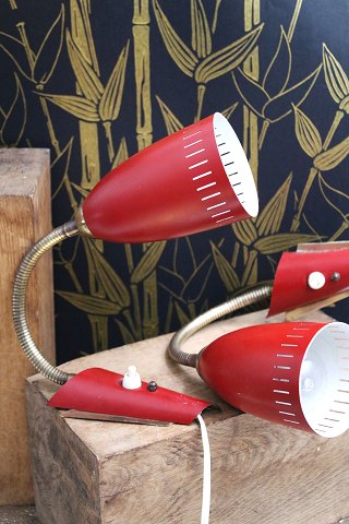 Et par gamle retro væglamper i rødmalet metal og messing fra 50érne...