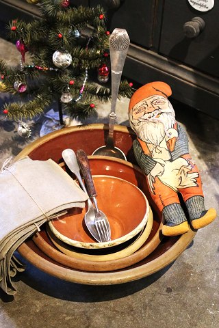 Gamle ler skåle , glaseret indeni med fin gammel patina.Fine til frugt , grøntsager , salater , grød m.m.