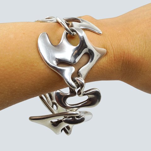 Henning Koppel for Georg Jensen; Amoeba bracelet of sterling silver
