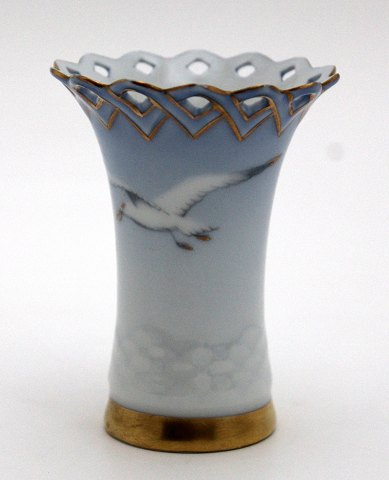 Kuvertvase med hulkant, Måge med guld, Bing & Grøndahl